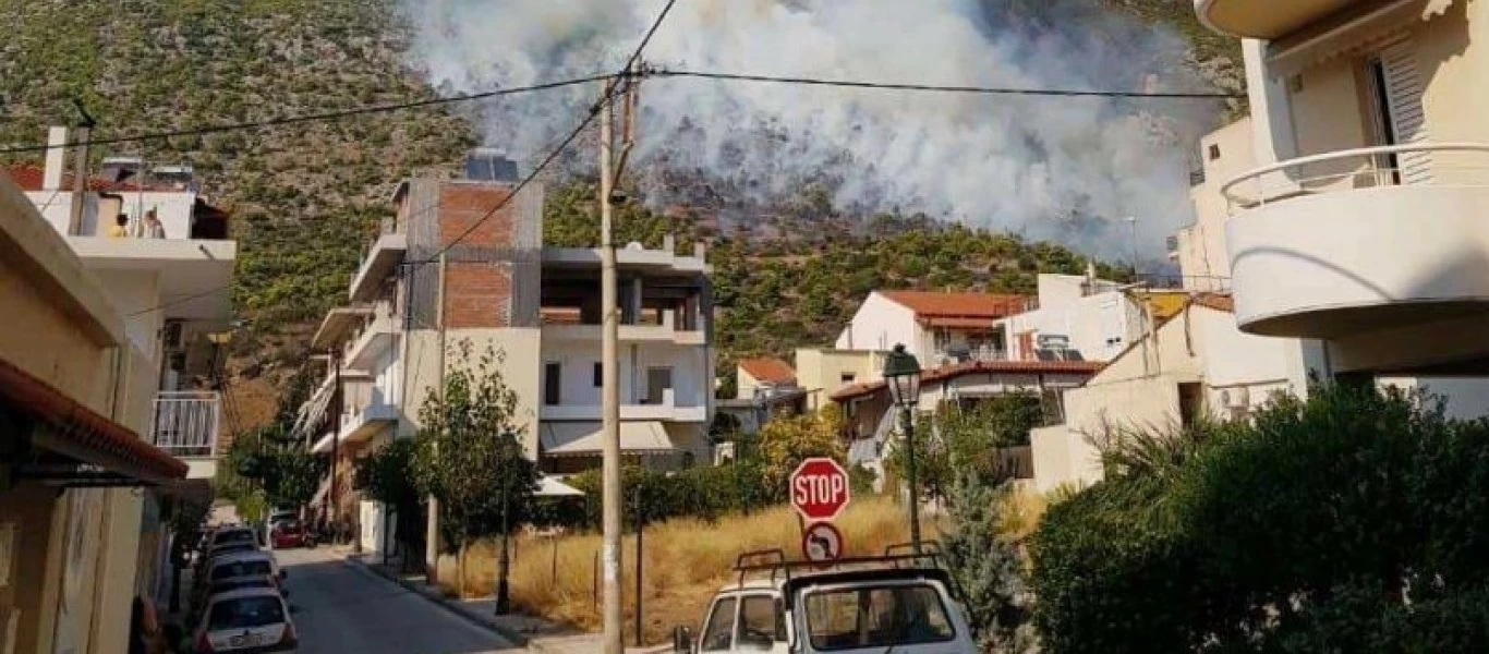 Πυρκαγιά στο Λουτράκι: Αποπνικτική η ατμόσφαιρα - Και στρατιωτικές δυνάμεις στη μάχη με τις φλόγες (βίντεο)